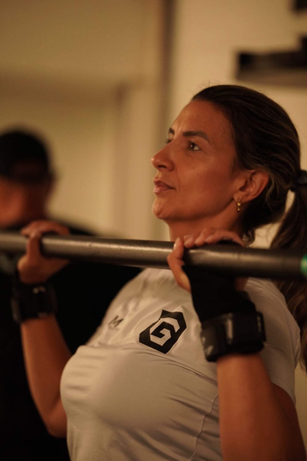 Aluna treinando com o Gustavo ao lado