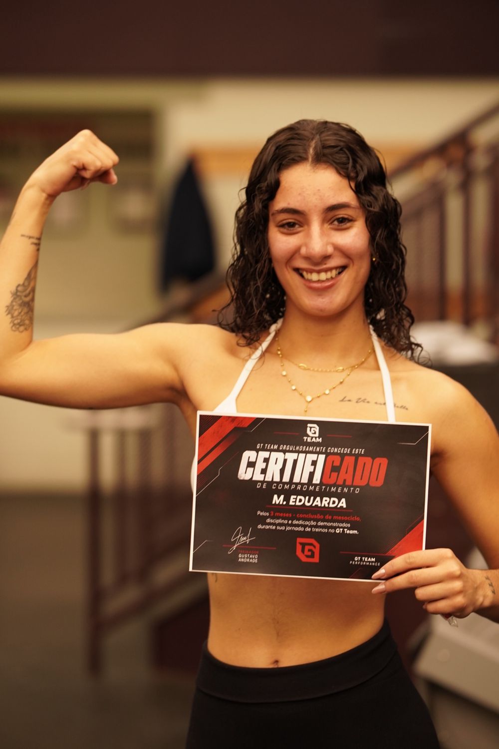 Maria Eduarda mostrando o braço com o certificado