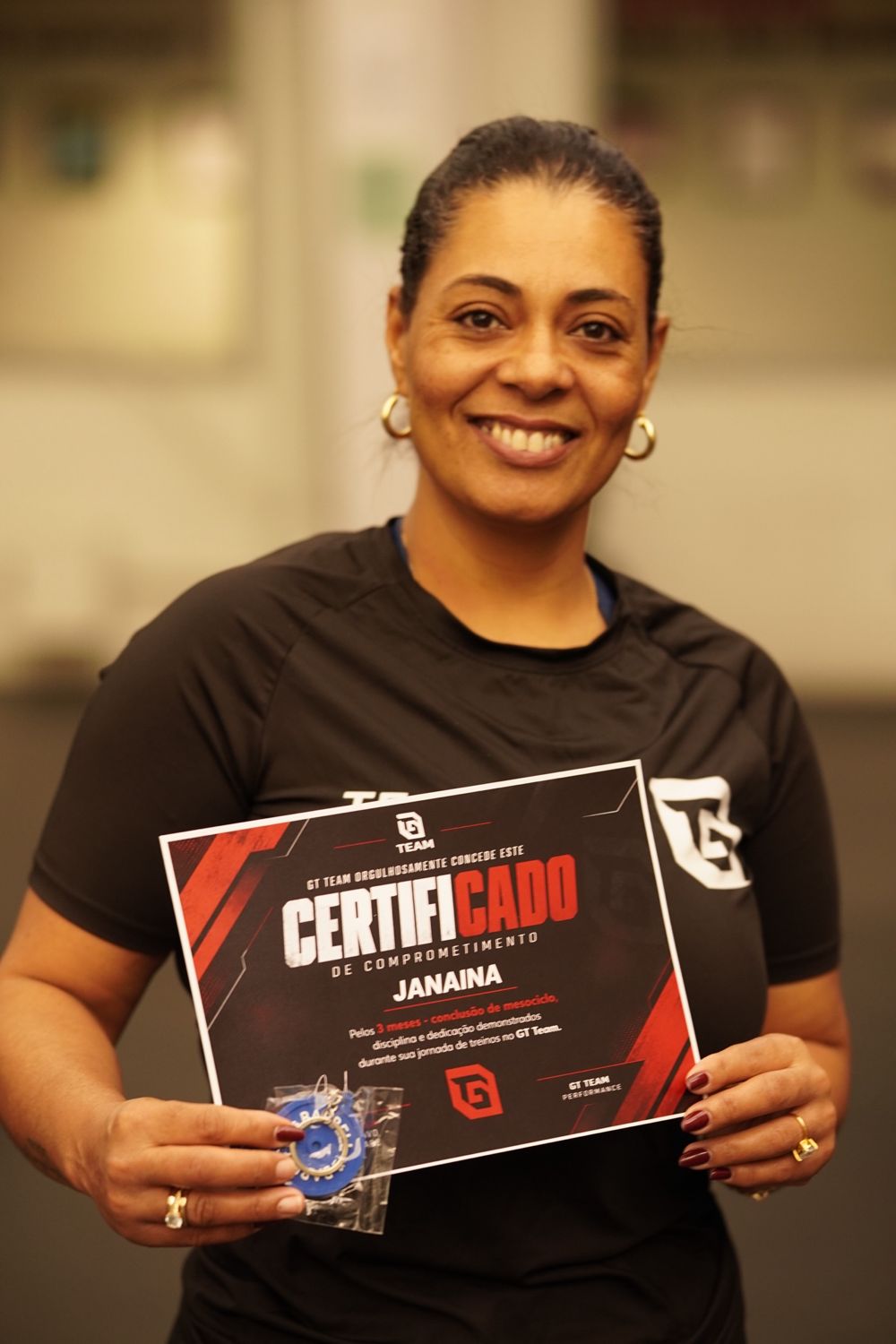 Janaina com o certificado de comprometimento