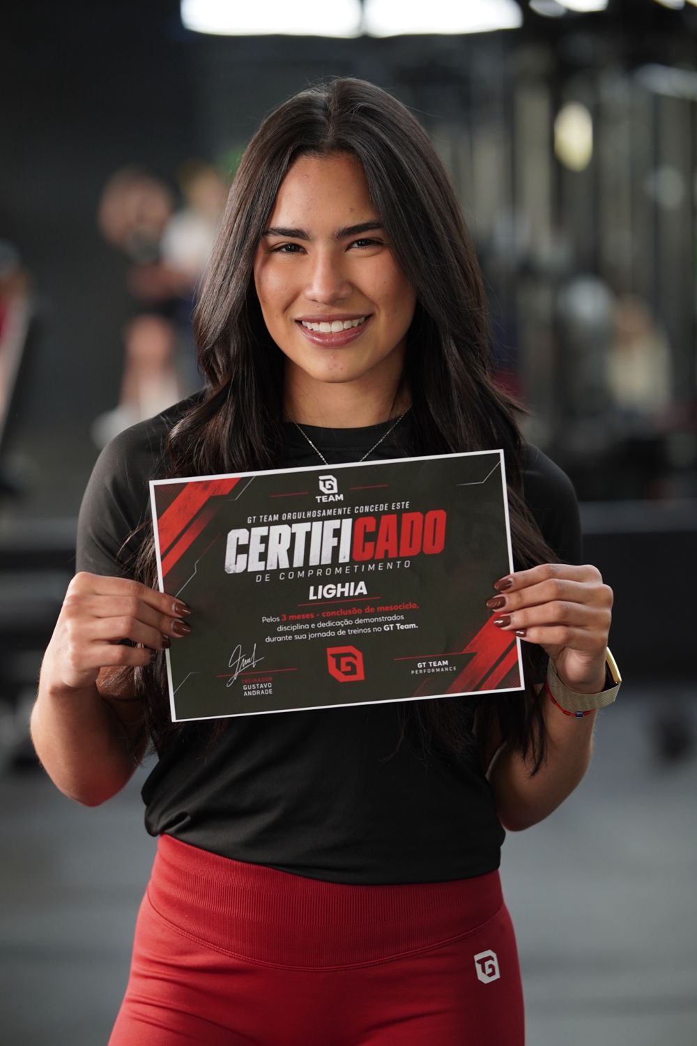 Lighia com o certificado de comprometimento
