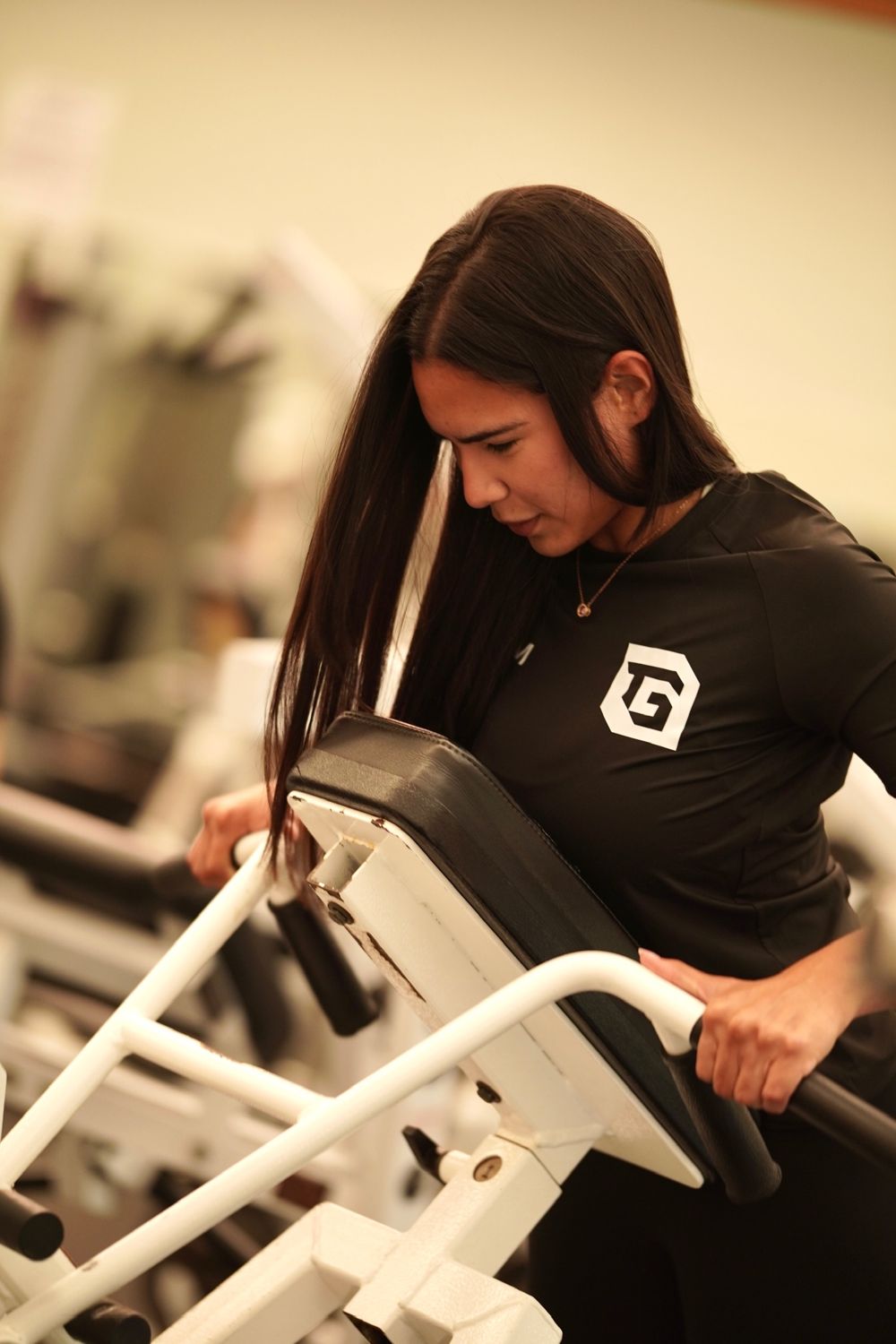 Aluna com camiseta GT Team na academia