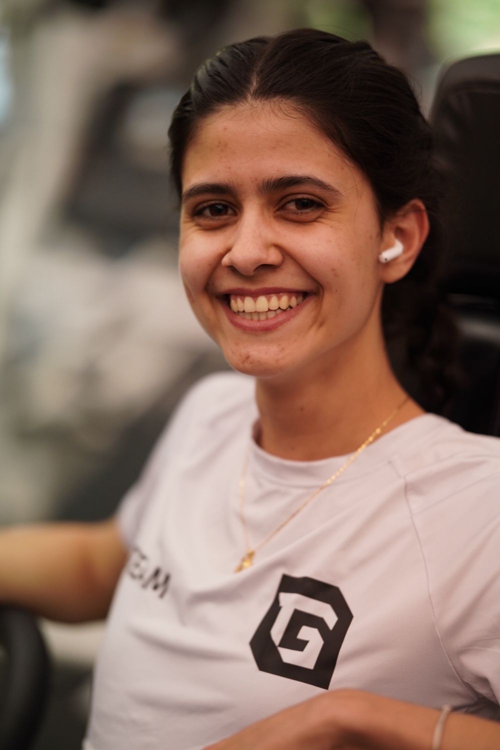 Aluna sorrindo com camiseta GT Team
